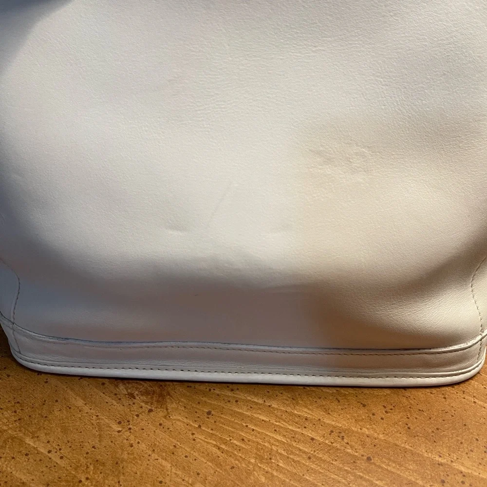 Coach Y2K Glovetanned CreamTote Bag with Gold Tag Accents - Picture 3 of 7